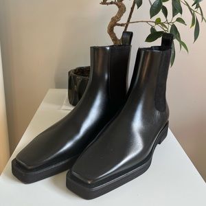Toteme- Square toe Chelsea boots!